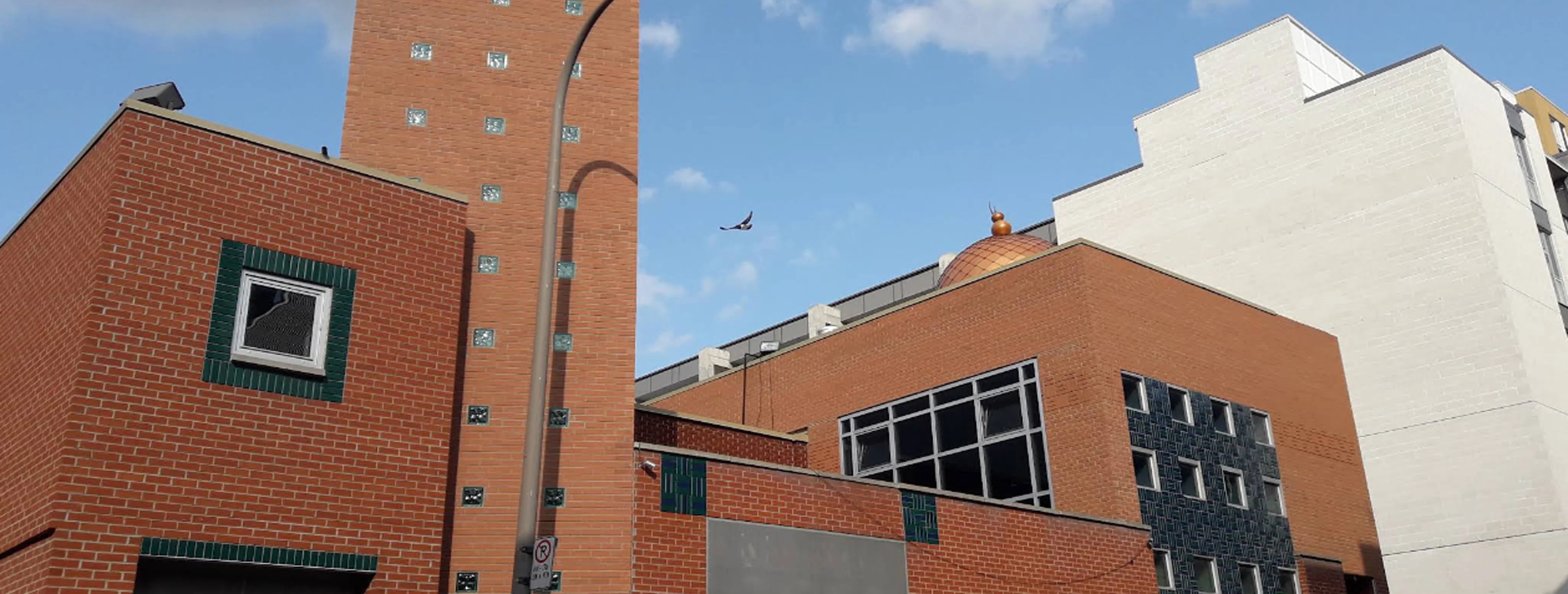 Exterior view of Mosquée Al-Omah Al-Islamiah Montréal building